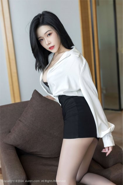 黄毛丫头自拍全裸海报